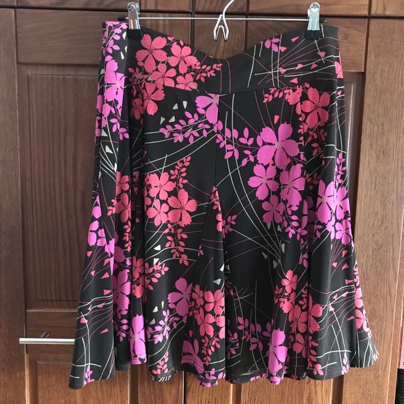 Floral patterned A Line Skirt ⭐️SALE 3/$20⭐️ - Picture 3 of 3